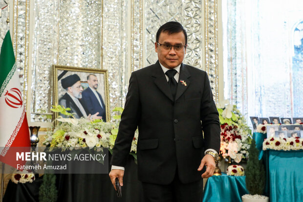Ceremony of signing book of condolence for martyr Raeisi, FM