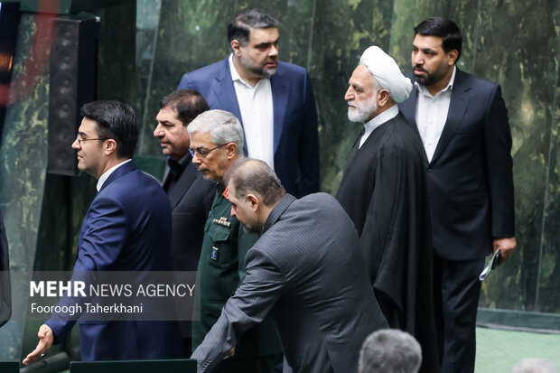 غلامحسین اژه ای و سردار محمد باقری  در مراسم افتتاحیه مجلس دوازدهم