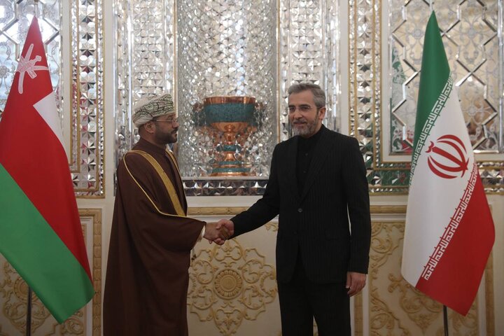 باقري كني يستقبل وزير الخارجية العماني في مبنى وزارة الخارجية