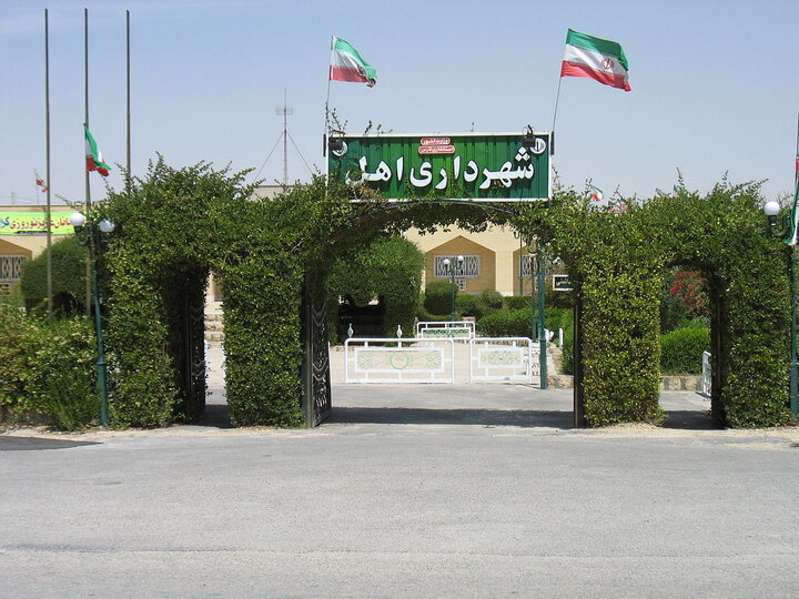 مسوولان اشکنان و اهِل از منازل آسیبدیده در زلزله بازدید کردند