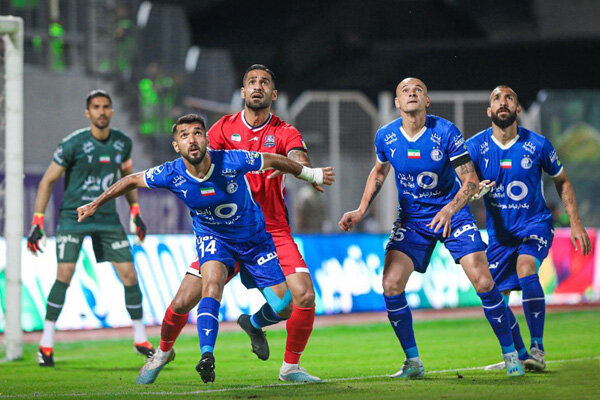 شکست استقلال برابر نساجی در نیمه اول / آبیها از یک خودی خوردند