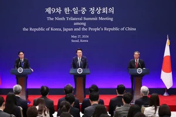 China's PM hails new beginning with US-allied S Korea, Japan