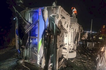 بر اثر واژگونی کامیون ۵ نفر کشته و ۲۶ نفر زخمی شدند