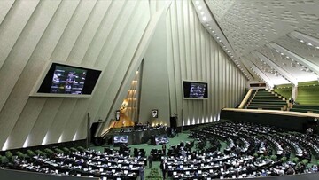 أعضاء الهيئة الرئاسية للبرلمان الايراني الجديد يؤدون اليمن الدستورية