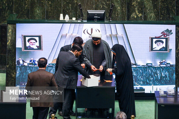 بازار داغ پخش تراکت در بهارستان/ روبوسی قالیباف با رقبا