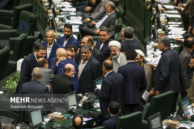 بازار داغ پخش تراکت در بهارستان/ روبوسی قالیباف با رقبا