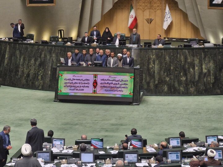 بازار داغ پخش تراکت در بهارستان/ روبوسی قالیباف با رقبا