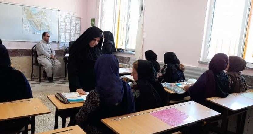 آموزش زنان و دختران روستایی از برنامه‌های سوادآموزی کردستان است