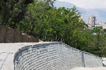 ایمن سازی باغ راه فدک با احداث دیوار سنگی
