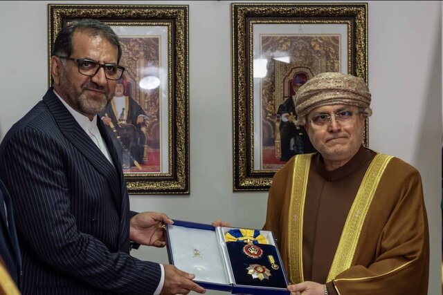  سلطان عمان يمنح السفير الإيراني وسام النعمان من الدرجة الأولى