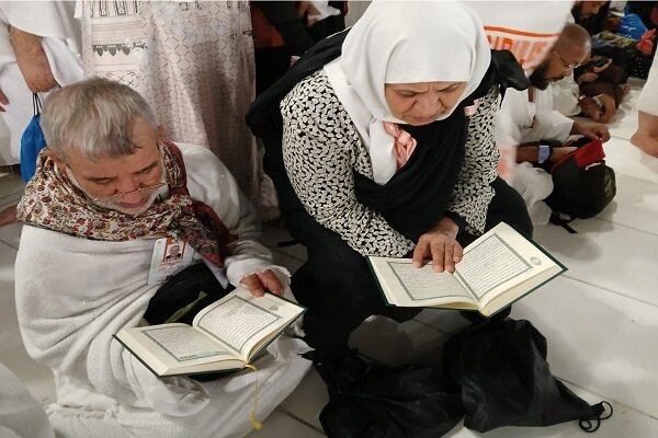مکہ مکرمہ میں ایرانی حجاج کا شہدائے خدمت کی نیابت میں طواف اور تلاوت قرآن+ تصاویر