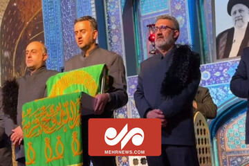 ورود پرچم مبارک حرم امام رضا(ع) به مراسم هفتمین روز شهدای خدمت