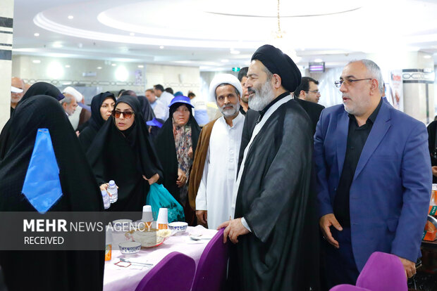 دیدار صمیمی حجت الاسلام نواب با زائران ایرانی