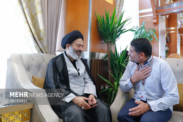 دیدار صمیمی حجت الاسلام نواب با زائران ایرانی