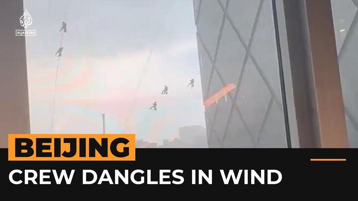 Çin'de fırtınanın savurduğu işçiler havada asılı kaldı! Çin'de fırtınanın savurduğu işçiler havada asılı kaldı!