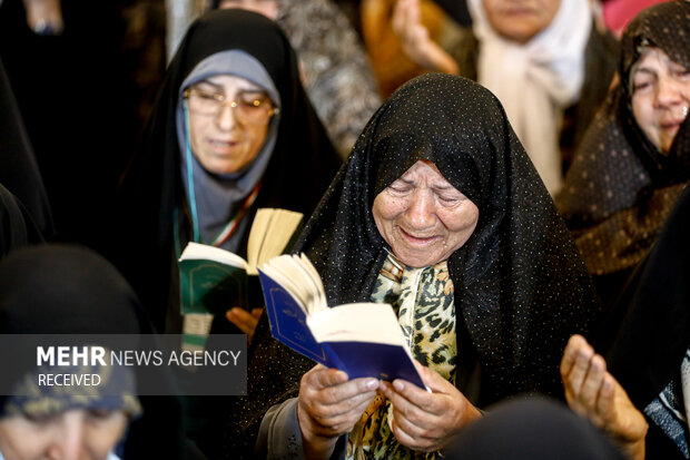دعای کمیل زائران ایرانی در مدینه منوره