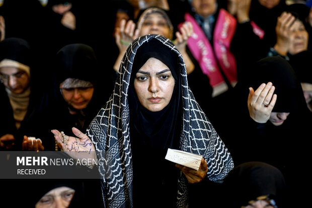 دعای کمیل زائران ایرانی در مدینه منوره