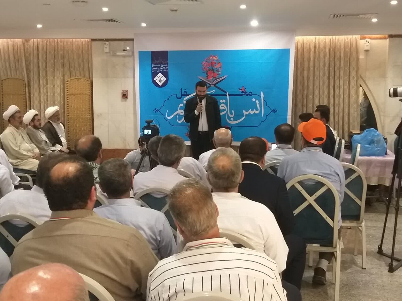 محفل انس با قرآن در جمع زائران ایرانی در مدینه برگزار شد