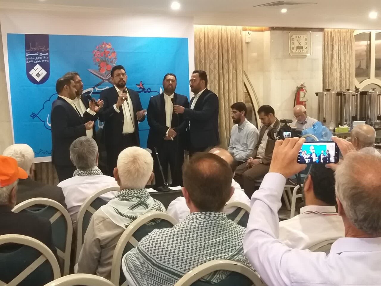 محفل انس با قرآن در جمع زائران ایرانی در مدینه برگزار شد