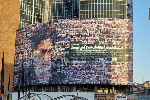 Tahran'daki Valiasr Meydanı yeni resimle süslendi
