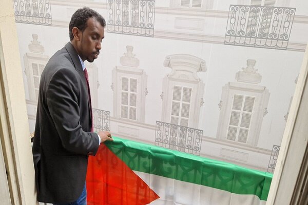 İtalya bir belediye binasına daha Filistin bayrağı asıldı
