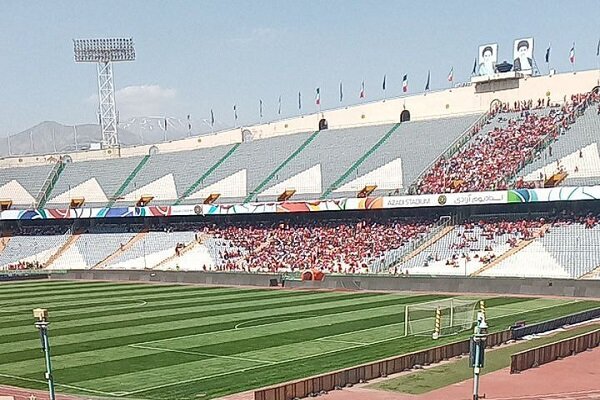 ورود هواداران به سکوهای ممنوعه آزادی/ ظرفیت ورزشگاه در حال تکمیل