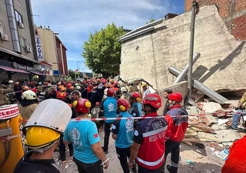 İstanbul'da bina çöktü: 1 ölü, 8 yaralı