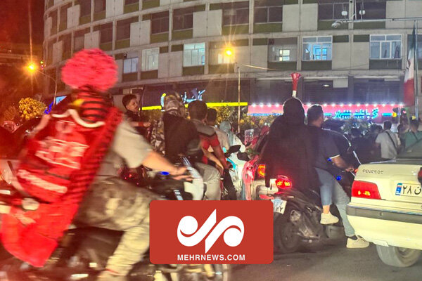 جشن قهرمانی پرسپولیس در میدان ولیعصر تهران جشن قهرمانی پرسپولیس در میدان ولیعصر تهران