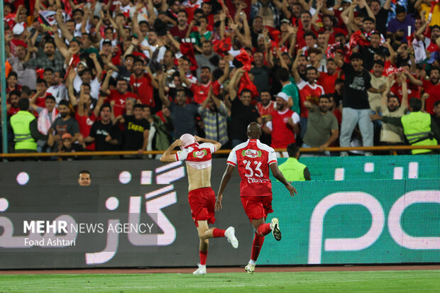 رسیدن به جام با دو دست فرمان/ پرسپولیس چگونه از استقلال سبقت گرفت