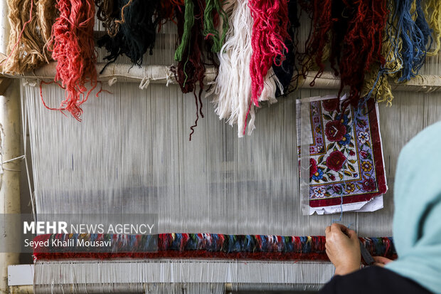تولید فرش دست باف با حضور بانوان