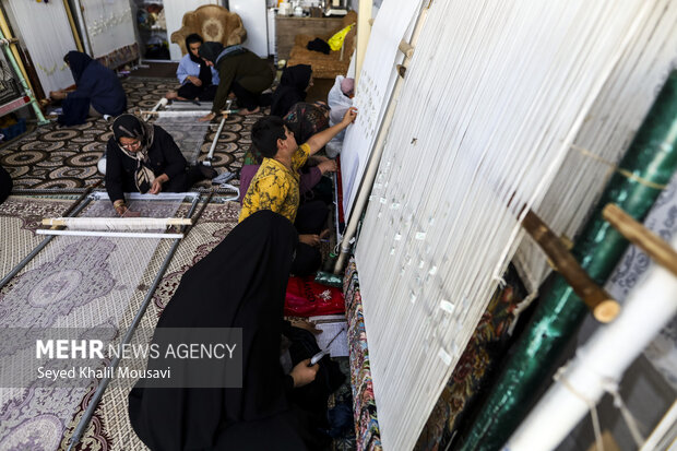 تولید فرش دست باف با حضور بانوان