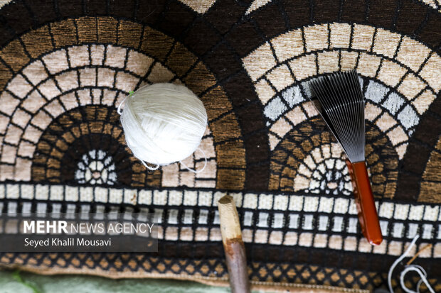 تولید فرش دست باف با حضور بانوان