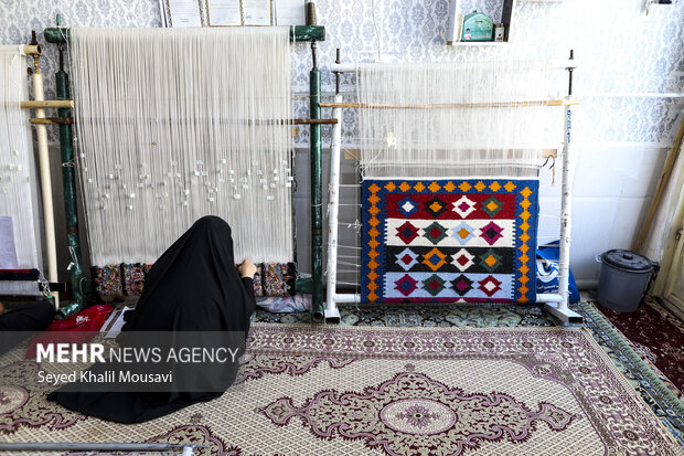 تولید فرش دست باف با حضور بانوان