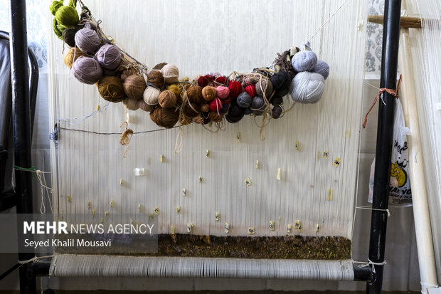 تولید فرش دست باف با حضور بانوان