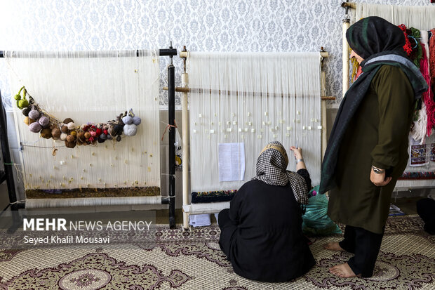 تولید فرش دست باف با حضور بانوان