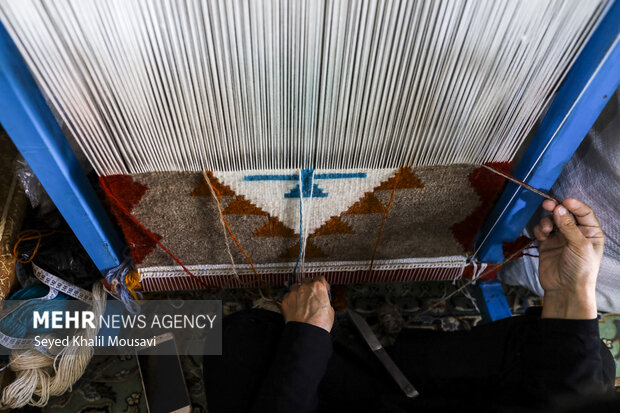 تولید فرش دست باف با حضور بانوان