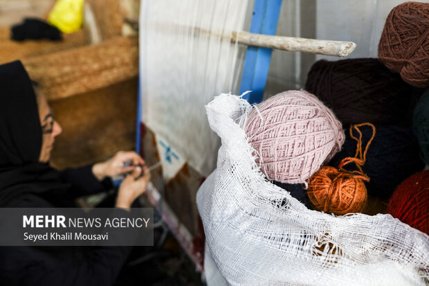 تولید فرش دست باف با حضور بانوان