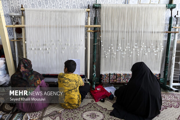 تولید فرش دست باف با حضور بانوان