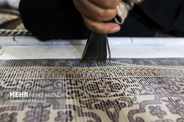 تولید فرش دست باف با حضور بانوان