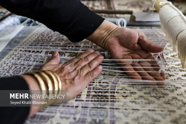تولید فرش دست باف با حضور بانوان