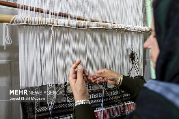 تولید فرش دست باف با حضور بانوان