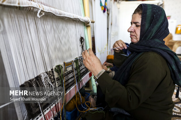 تولید فرش دست باف با حضور بانوان