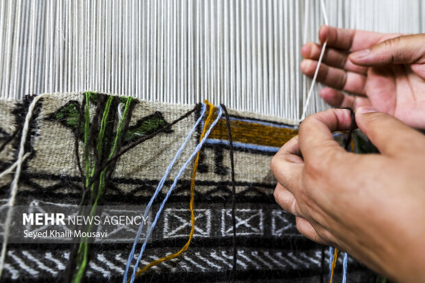 تولید فرش دست باف با حضور بانوان