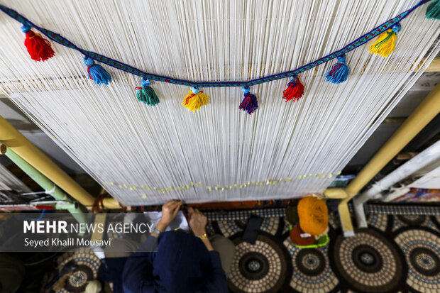 تولید فرش دست باف با حضور بانوان