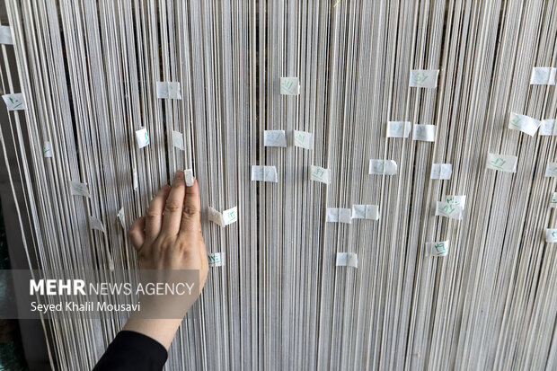 تولید فرش دست باف با حضور بانوان