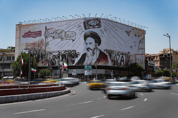 دیوارنگاره جدید میدان انقلاب به شعار «امام وعده‌های صادق» مزین شد