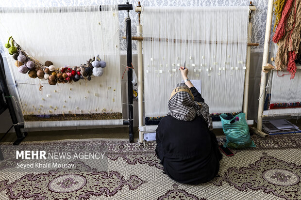 تولید فرش دست باف با حضور بانوان