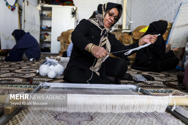 تولید فرش دست باف با حضور بانوان