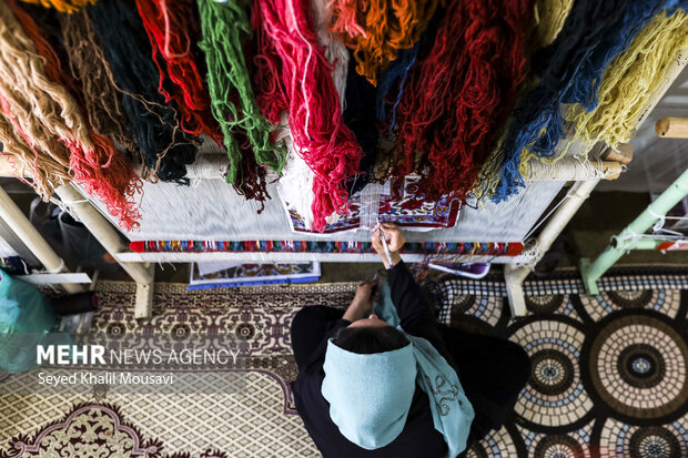 تولید فرش دست باف با حضور بانوان