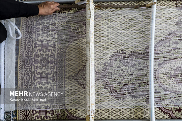 تولید فرش دست باف با حضور بانوان